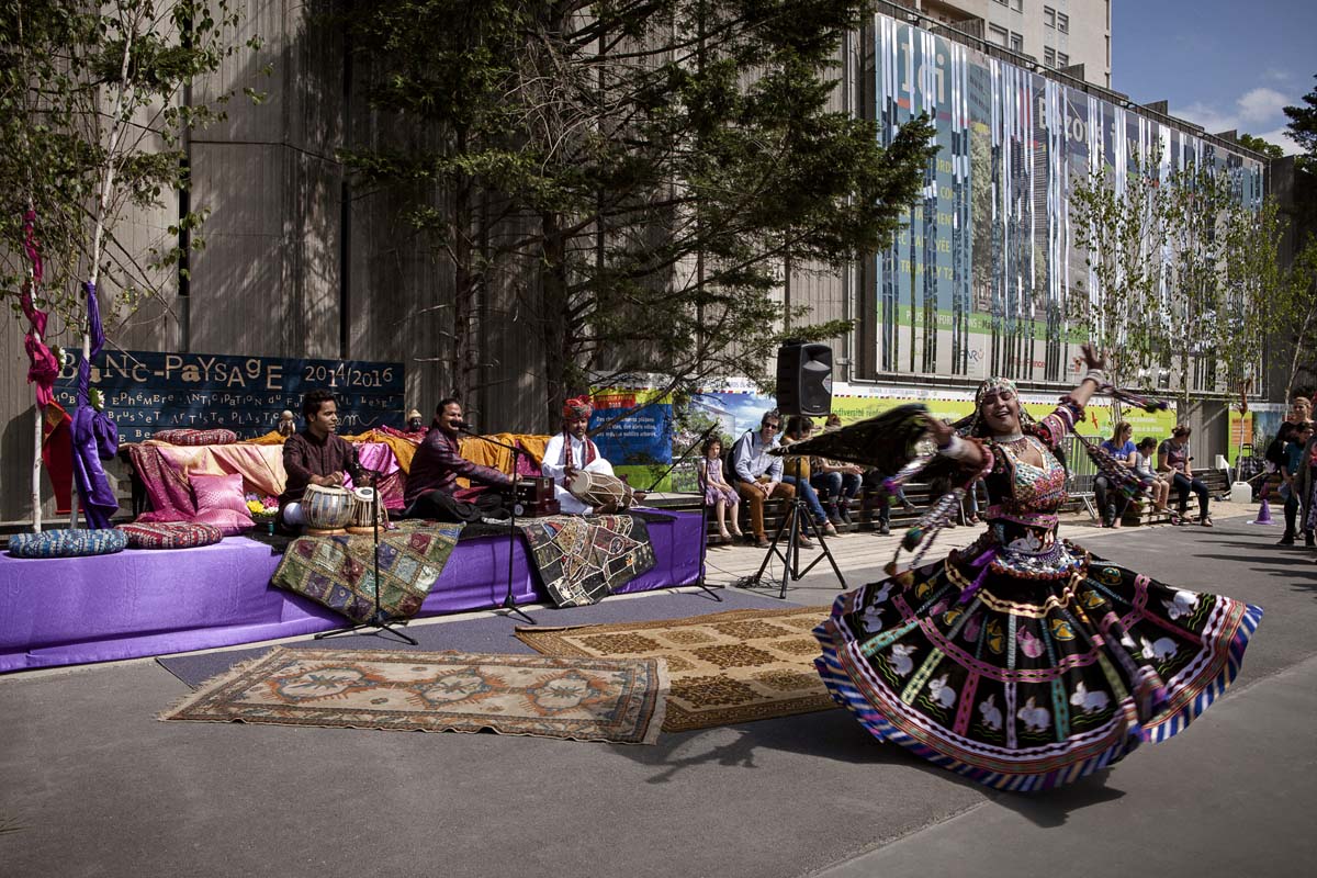 "Banc-paysage" : Mobilier éphémère d'anticipation, sur l'espace public de la ville de Bezons - Installation de Gilles Brusset, paysagiste-artiste